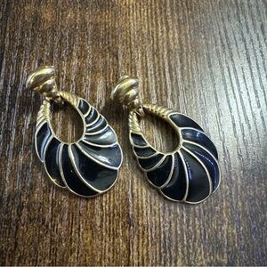 Vintage TRIFARI Gold Tone Black Dangle Drop Earrings Seashell Design
